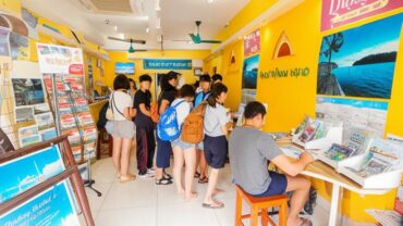 Nhân viên tư vấn vé máy bay tại Hội An.