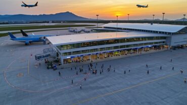 Quảng Ngãi Airport airline ticket agent offers deals.