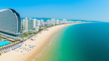 Da Nang beach: beautiful view, attracting tourists.
